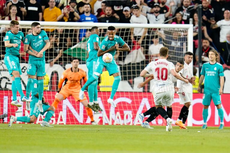 Euforická oslava Realu Madrid! Alaba mával židlí, prezident Pérez líbal cizí lidi, pouze Bale se chtěl z kabiny vypařit