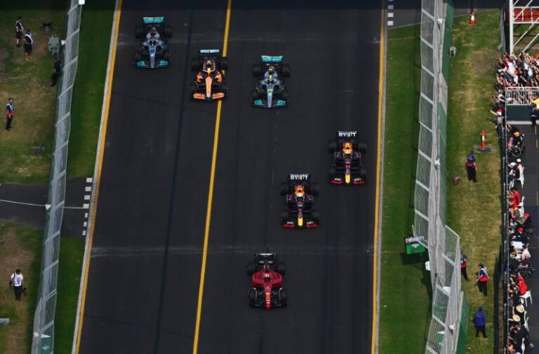 Jak se v letošní sezóně daří nejlepší čtyřce? Na špici Ferrari, Red Bull v problémech, co Mercedes a McLaren?