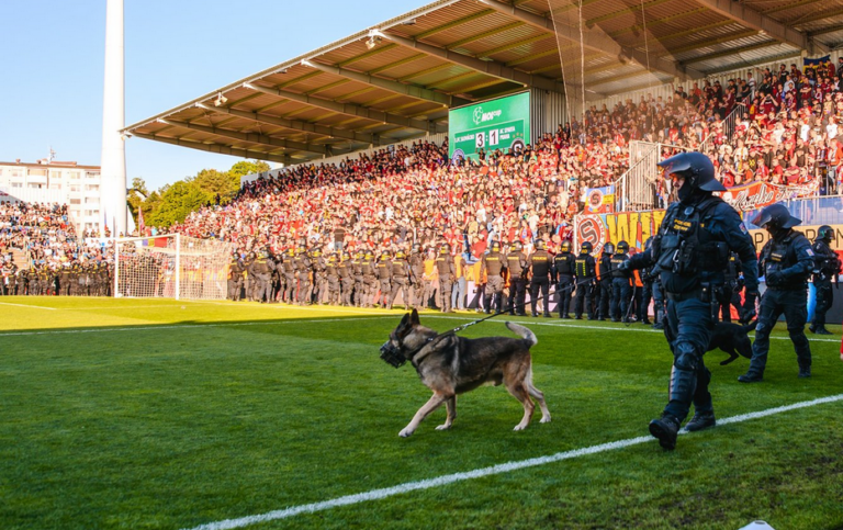 FAČR se vyjádřila k zásahu těžkooděnců ve finále MOL Cupu: Šlo o velice rizikové utkání, brání se asociace