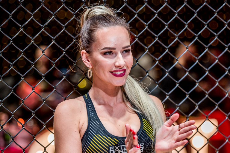 Americká kráska si jako „Ring girl“ vydělává víc než hvězdy UFC