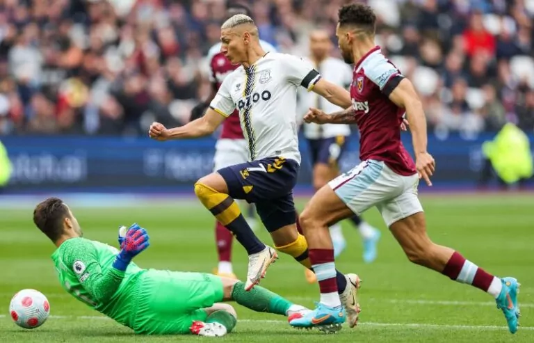 Fanoušci Evertonu dělají maximum, aby jejich milovaný klub nesestoupil! Takto znepříjemnili noc hráčům Chelsea a pomohli k důležitým bodům