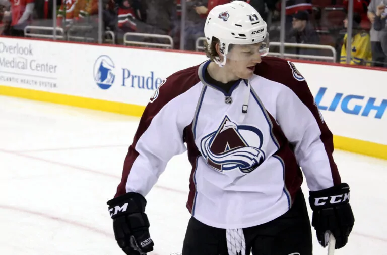 Hráčem měsíce v NHL MacKinnon, dalšími oceněnými Matthews a Helleybuck