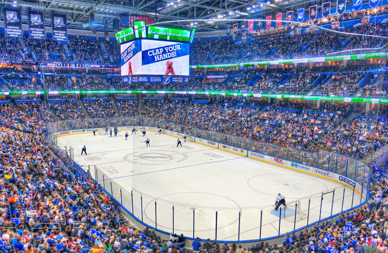 Přehled hráčů, kteří se v historii objevili na obalu hry NHL. Kdo to bude letos?