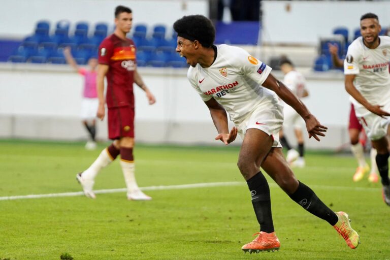 Barcelona potřebuje nutně nového Carlese Puyola. Stane se jím Jules Koundé?
