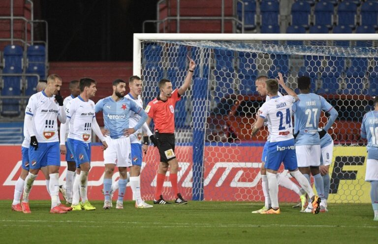 Červená v dresu Slavie, trest v dresu Sparty! Bude Kuchta v prvním kole stát za vyloučení proti Baníku?