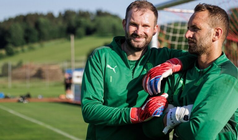 Zde může hrát Slavia: Podívejte se na skromný stánek v Gibraltaru se skálou v pozadí