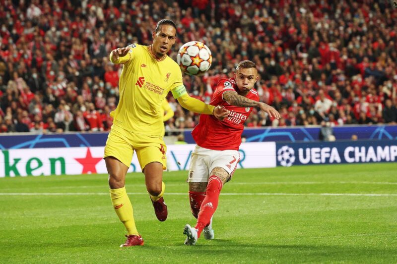 Komentář: Co se to děje s Liverpoolem? To je tak, když někdo jede oslavit na Anfield narozeniny. Síla, která zlomila i van Dijkovo kouzlo