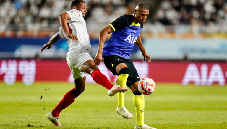 Na Richarlisona hodili tuniští fanoušci banán, brazilská hvězda žádá trest pro hříšníky