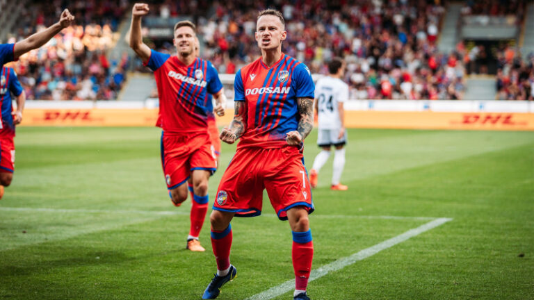 VIDEO: Obrovská hrubka brankáře Karabachu a Plzeň srovnává