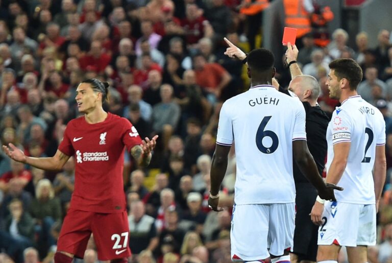 VIDEO: Obrovský zkrat nejdražší posily Liverpoolu. Za tuto hlavičku ve stylu Zidana se nechal Núñez vyloučit