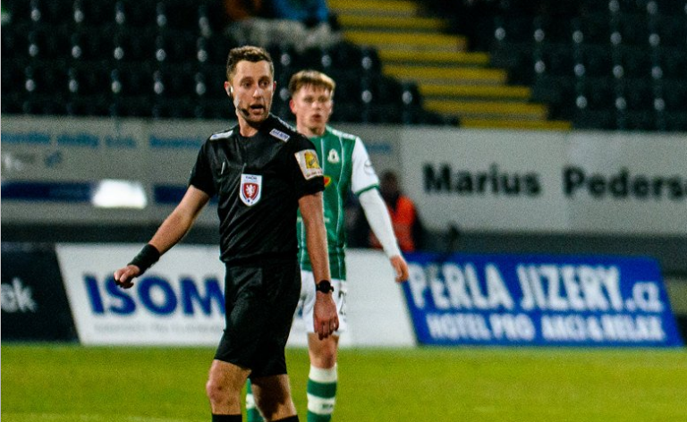 VIDEO: Jasná simulace Pilaře, po VARu penalta pro Hradec! Jak si tuto zjevnou chybu obhájil sudí Černý?