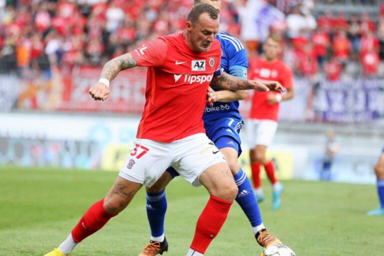 Nejlepším hráčem měsíce ve Fortuna lize je Jakub Řezníček, mezi trenéry anketu ovládl opět Bílek
