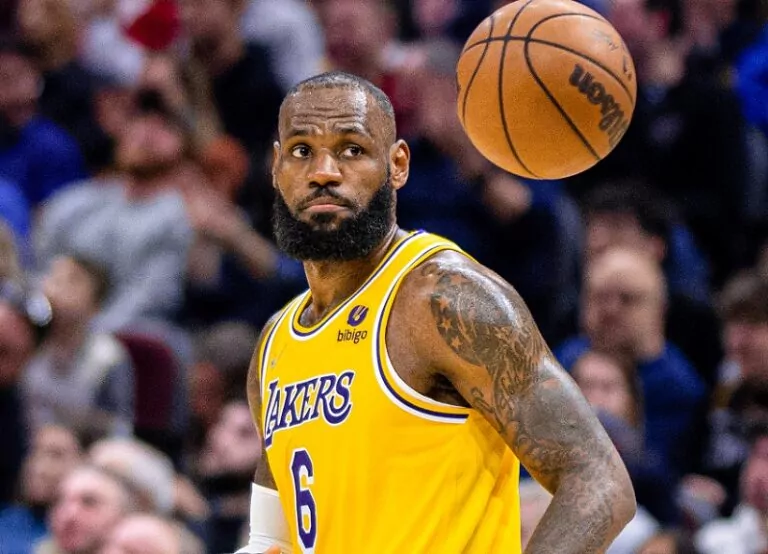 LeBron James se stal nejlépe placeným hráčem v historii NBA! Hvězda LA Lakers si chce zahrát se svým synem