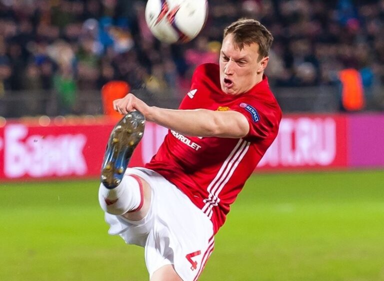 Phil Jones po sezoně končí v Manchesteru United! My ho ještě pořád platíme? komentují neviditelného obránce fanoušci