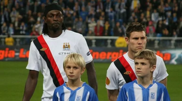 Památné momenty: Adebayor po gólu za Citizens sprintoval před rozzuřené fanoušky Arsenalu