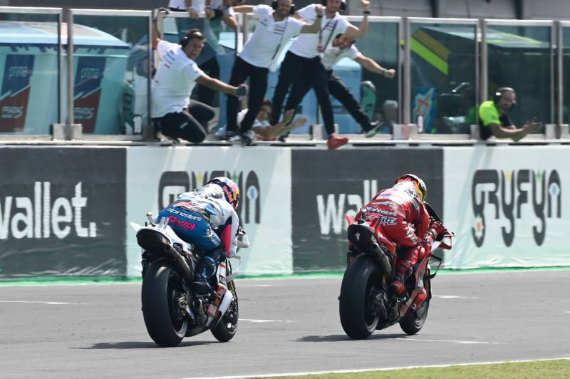 Arresto cardiaco in MotoGP: la vittoria è stata decisa solo al traguardo!  Guarda la Battaglia dei Due Cavalieri nel San Marino VC