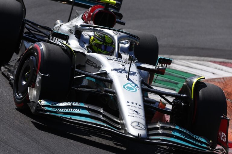 Vyhraje Hamilton osmý titul mistra světa? Šéf Mercedesu Toto Wolff v tom má jasno, co řekl na jeho adresu?