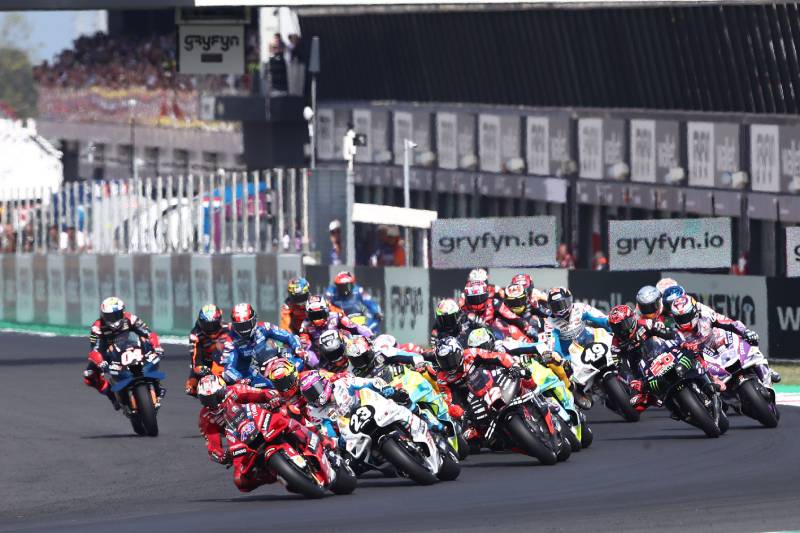 VIDEO: Momento Pericoloso in MotoGP, Moto Brucia!  Takuya Tsuda di Suzuki fortunatamente è scappato in tempo