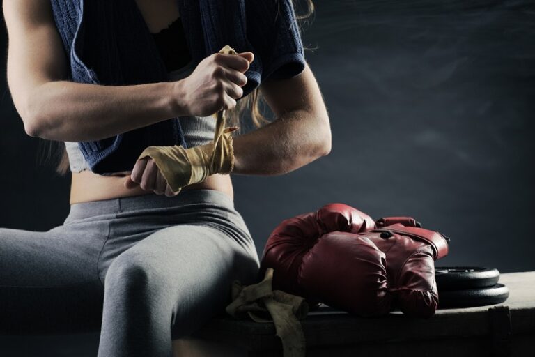 Blonďatá kráska OnlyFans si dala hamburger s pivem a šla na vážení před svým boxerským zápasem!
