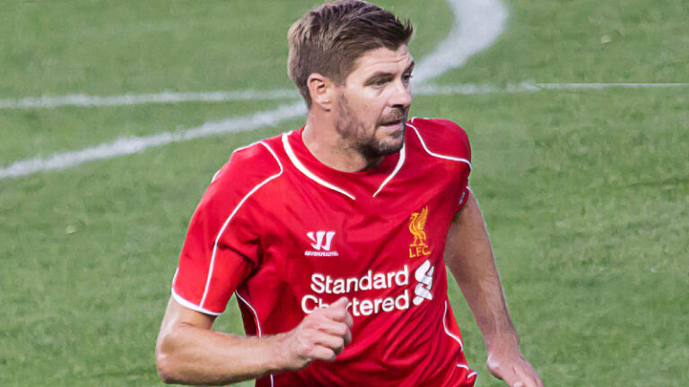VIDEO: Gerrard se opět ukázal! V charitativním zápase skóroval za Liverpool, slavit šel přímo před fanoušky Celticu