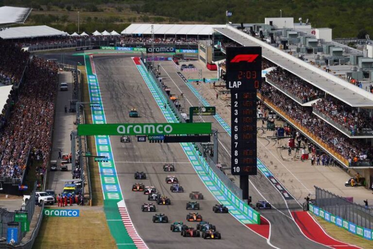 VIDEO: Velká havárie mezi Fernandem Alonsem a Lancem Strollem! Formule španělské legendy se dokonce vznesla