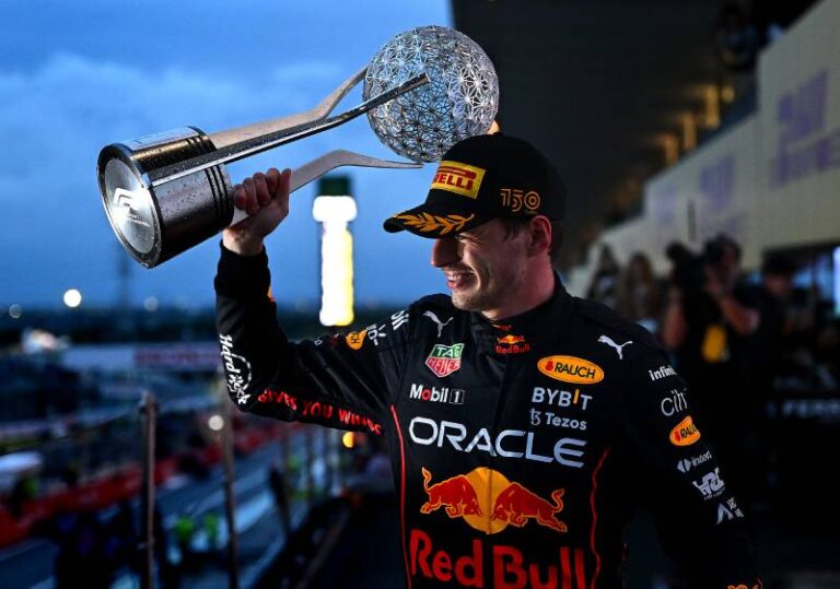 Max Verstappen ovládl deštivý závod a stal se mistrem světa! Závěr VC Japonska však provázely velké kontroverze