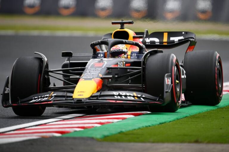 Verstappen nakročil k mistrovskému titulu, v kvalifikaci na VC Japonska zazářily Alpiny