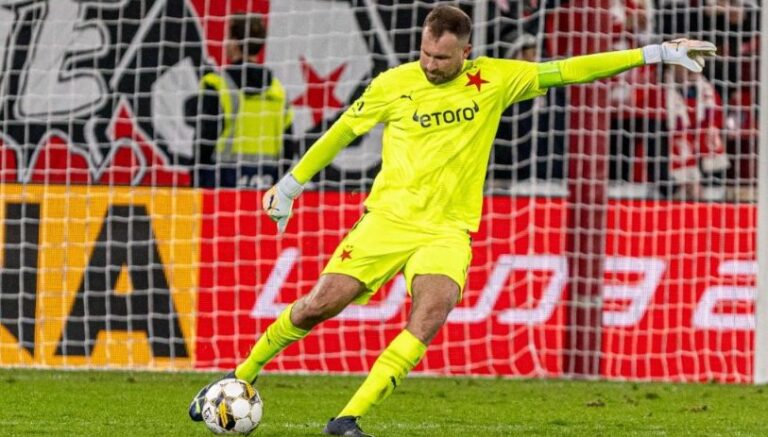 Nečekaná komplikace! Slavia proti Zorje prohrává 0:2, podívejte se na velkou chybu Ondřeje Koláře