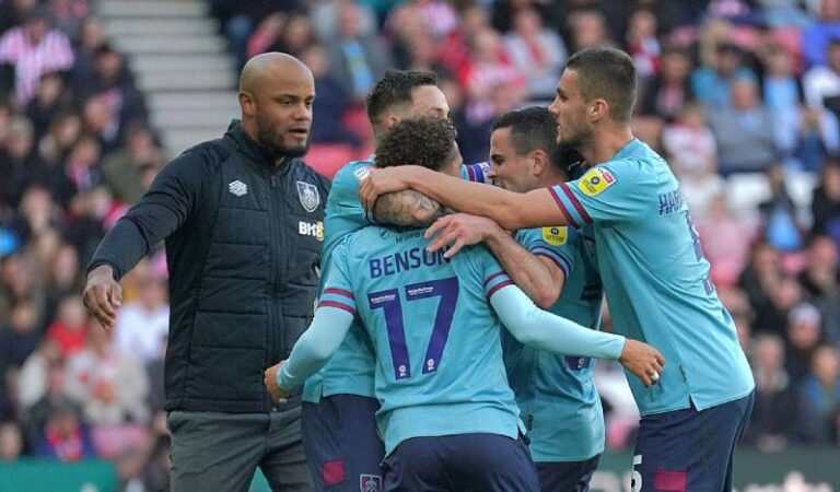 Návrat mezi elitu! Burnley se po roce vrací zpět do Premier League