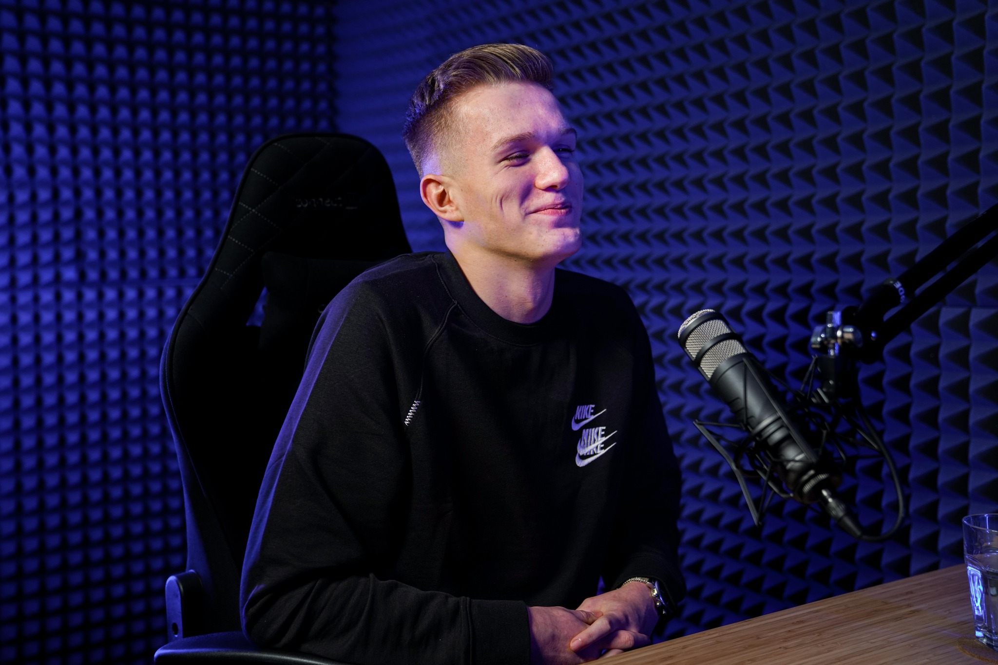 Sparta se spojuje s Enterprise a přivádí hvězdu Sampi Serona