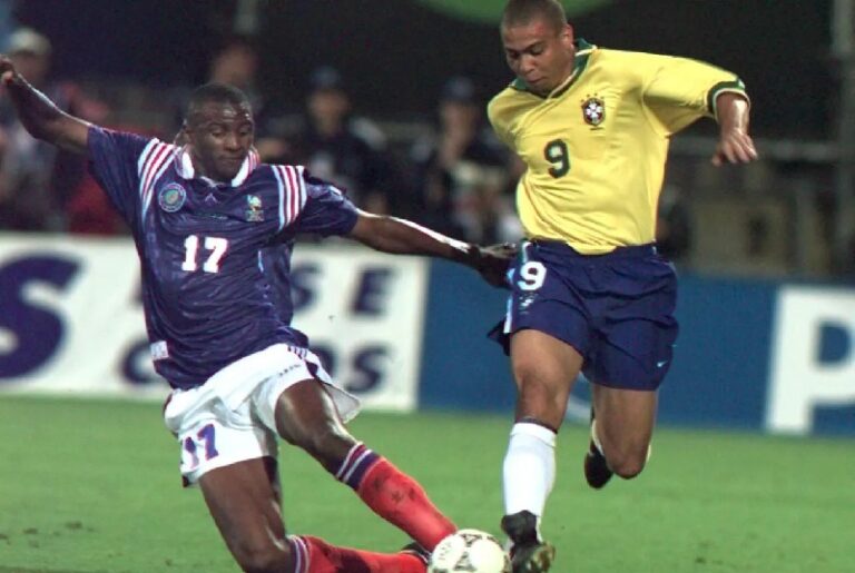 Před 25 lety Ronaldo zkolaboval před nejdůležitějším zápasem své dosavadní kariéry! Mohou právě jeho zdravotní trable za neúspěch Brazílie?