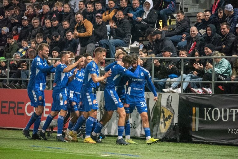 VIDEO: Zápas rohů na Hané. Plzeň vedla, hlavou odpověděl olomoucký prcek