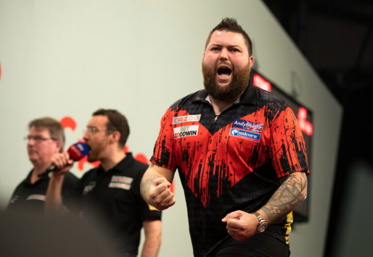 Prokletí zlomeno! Smith na devátý pokus vyhrál finále na Majoru a ovládl Grand Slam of Darts