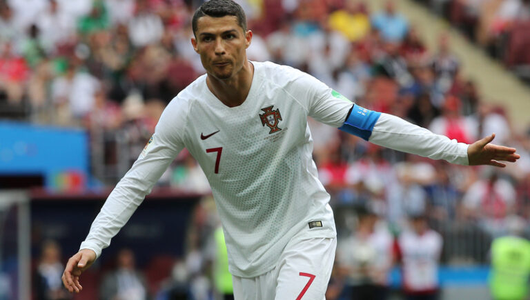 Ronaldo baví internet! Podívejte se na video, kde tančí v tradičním saúdském oděvu a s mečem v ruce