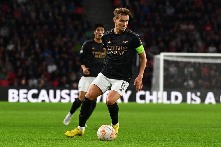 Odegaard je lepší než de Bruyne. Těžké situace řeší s klidem a elegancí, shodují se experti v Anglii