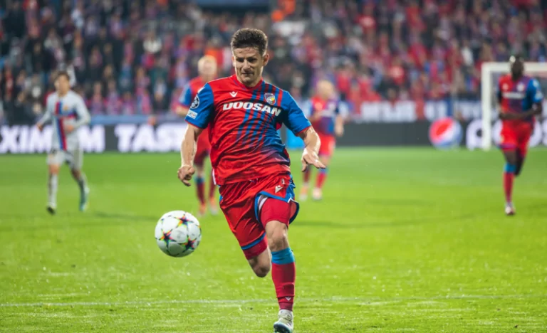Když na mě na Slavii řvou, říkám si v duchu, kdyby věděli, že jsem vyrůstal jako slávista. Kde já mohl být, kdybych se nebál zkusit PSG, řekl Pilař