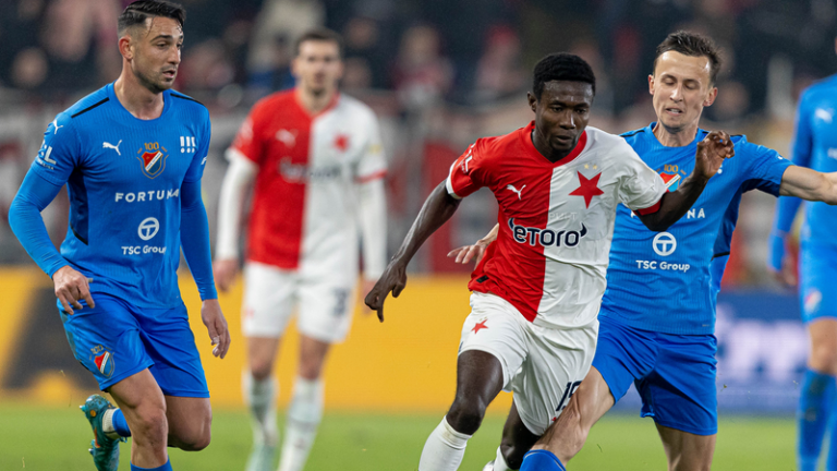 Slavia se dostala ve šlágru kola takto do vedení díky nevšednímu střelci. Sešívaní měli proti Baníku hned šest hráčů v karetním ohrožení