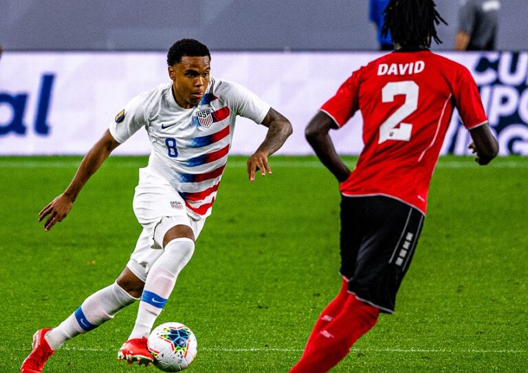 Vtipné, nebo neuctivé? Hvězda amerického týmu zneužila při zápase s Anglií fotografa. Podívejte se, jak McKennie nahradil ručník