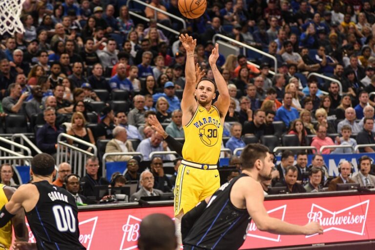 Stephen Curry pokořil hranici 22 000 bodů. Svým výkonem ovšem porážku Warriors neodvrátil