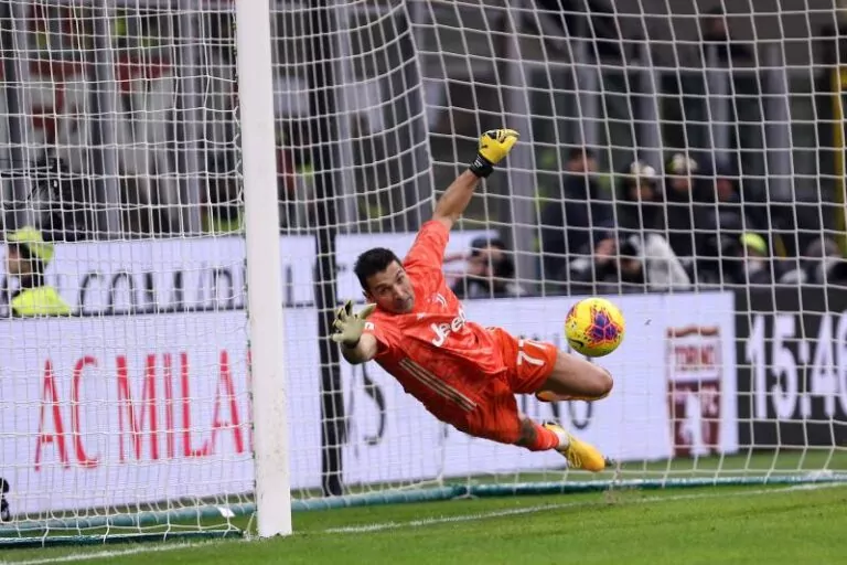 Gianluigi Buffon slaví 45. narozeniny! Podívejte se na jeho nejlepší zákroky
