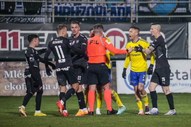 VIDEO: Fillo znovu pohřbil svůj tým a opět byl na trávníku jen čtyři minuty! Přímou červenou tentokrát dostal za hrozivý zákrok na Hofmanna