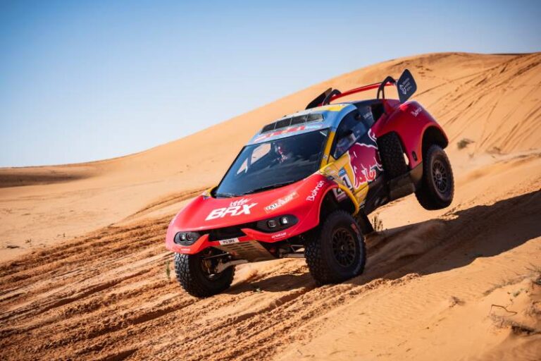 Dakarský přehled: Šokující výsledky v automobilech, Loprais ztratil první místo. Jak se daří Čechům na Rallye Dakar?