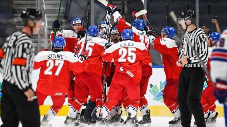 Jak na zisk stříbrných medailí reagují samotní hráči hokejové reprezentace U20? Stříbro má pro nás cenu zlata, řekl kapitán