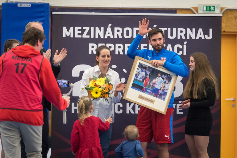 Souhrn florbalových reprezentací: Ondrušek se rozloučil výhrou, ženy drtily soupeřky, junioři vezou stříbro