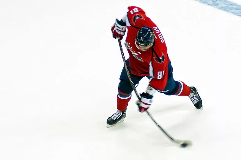 Megavýměna v NHL! Boston získal parádní posilu v podobě ruského obránce Washingtonu. Kdo šel opačným směrem?