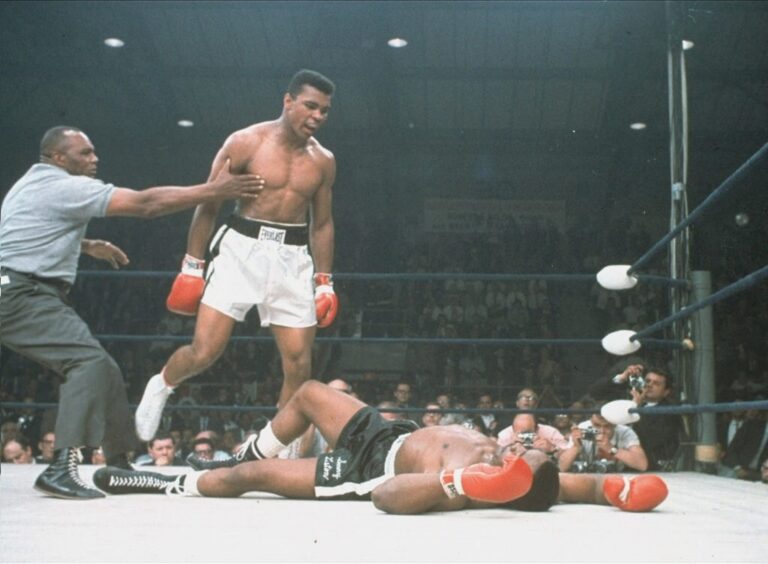 Earnie mě zasáhl tak tvrdě, že to otřáslo mými příbuznými v Africe, řekl Muhammad Ali o úderech Shaverse! Způsobil mu právě on poranění mozku?