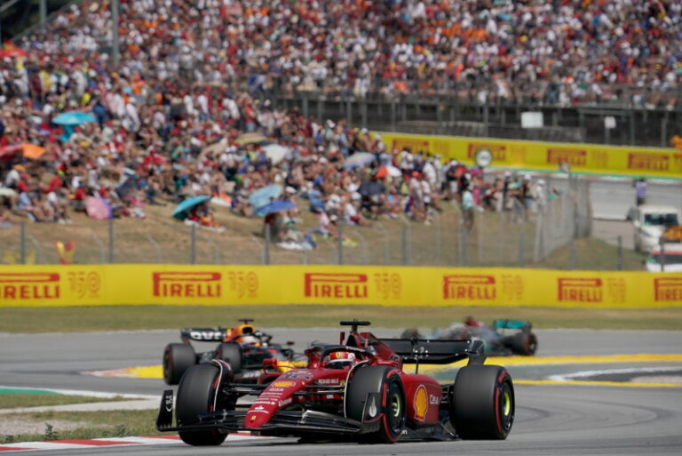 Představení týmů F1: Ferrari s novým šéfem a spolehlivějším vozem touží napravit loňské chyby. Mají na titul?