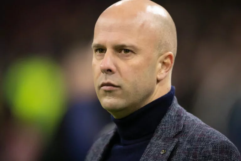 O titulu se nyní nemluví. Liverpool navýšil náskok na čele Premier League, ale Arne Slot je pořád opatrný. Podívejte se, co se stalo v City, říká