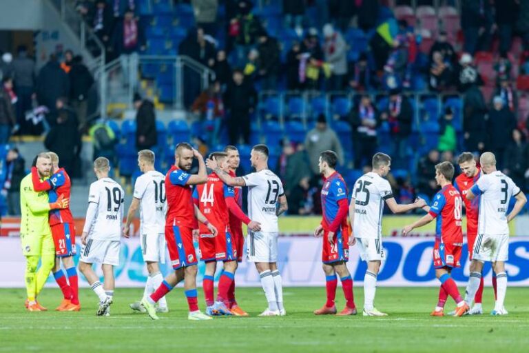 Děkujeme hov*da, jak může mít někdo takhle vymleto? Fotbaloví fanoušci reagují na poničení vlaku, který směřoval do Plzně