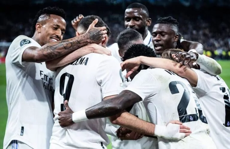 Památné momenty: Fantastická kombinace Realu Madrid na jeden dotek zakončená úžasným volejem Van Nistelrooye